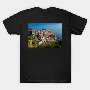 View on the cliff town of Manarola, one of the colorful Cinque Terre on the Italian west coast T-Shirt